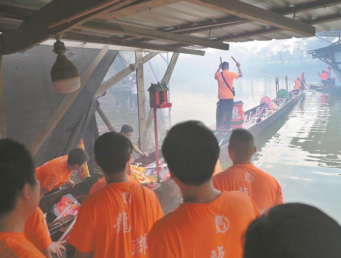 “双桥烟雨”龙船鼓响 广州荔湾坦尾“新龙”显威风
