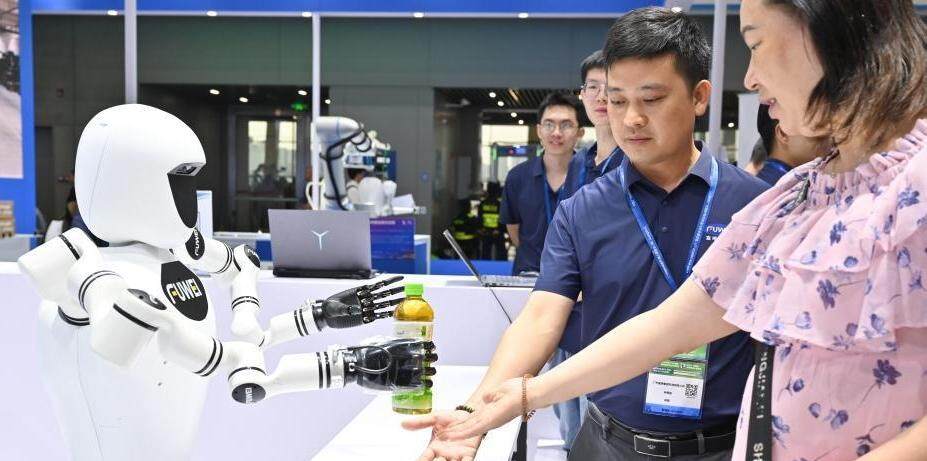 广州：2025国际智能机器人展览会吸引参观者