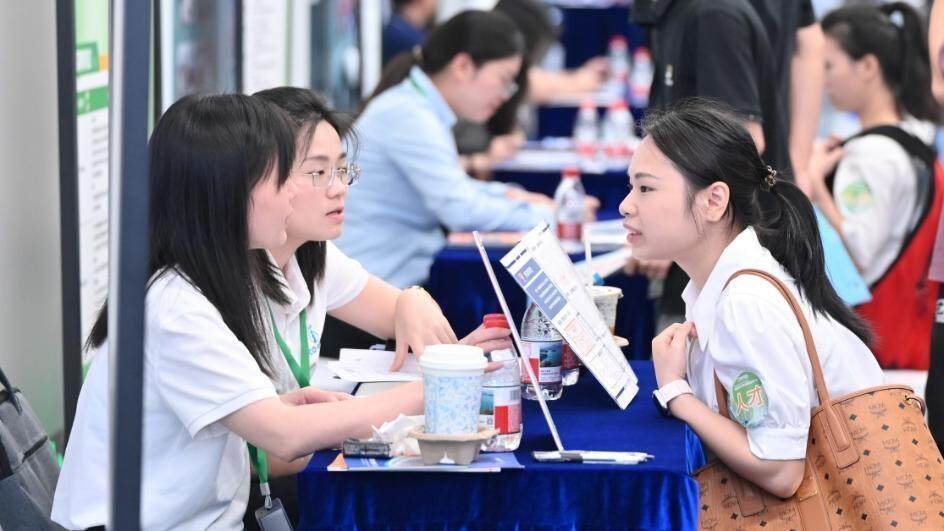 百万英才汇南粤 | 新能源与前沿新材料专场对接会：超800人次初步达成就业意向