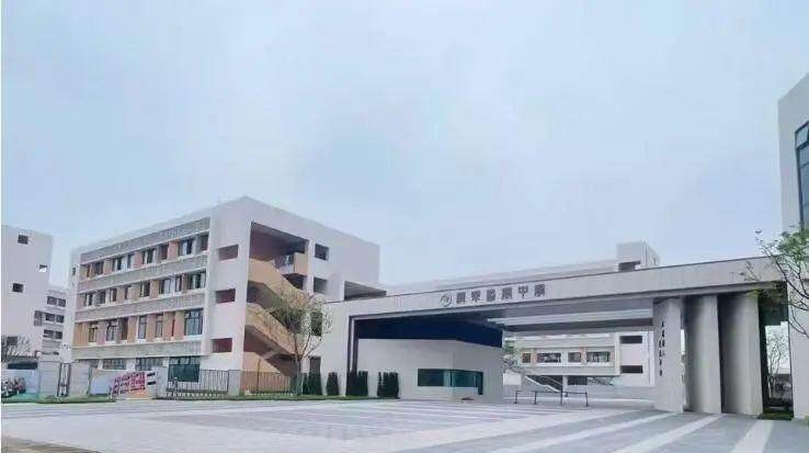 学校门匾连夜撤下！广州一小区业主蒙了