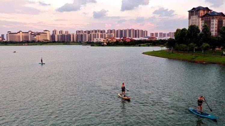 乘风破浪看夕阳 桨板运动成潮流