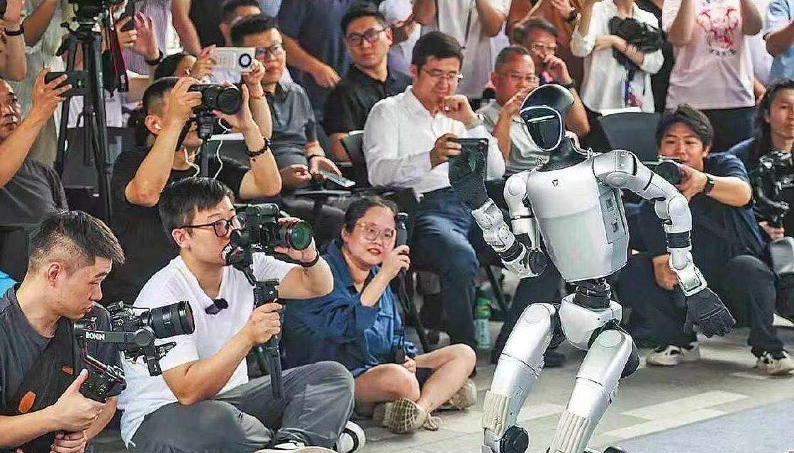 可买可租可定制 全球首家机器人6S店深圳开业