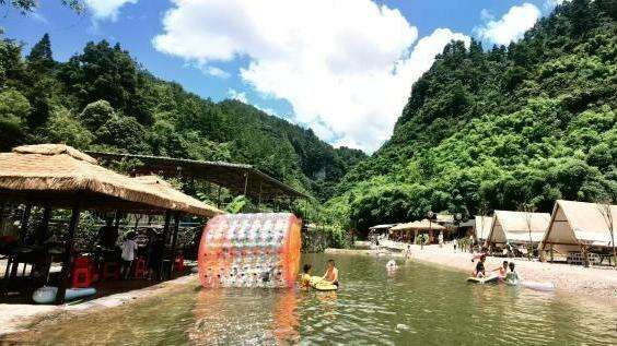 （乡村行·看振兴）贵州贵阳：“香”游香纸沟 “燃”动乡村经济