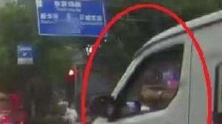 “等红灯无聊，想找点乐子”，40岁货车司机使用弹弓和钢珠随机射击路人被判刑！